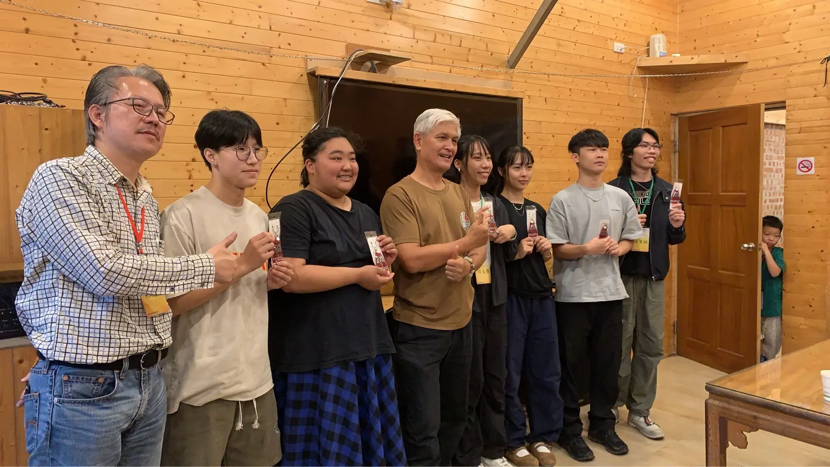 明新科大老師與學生來訪合影